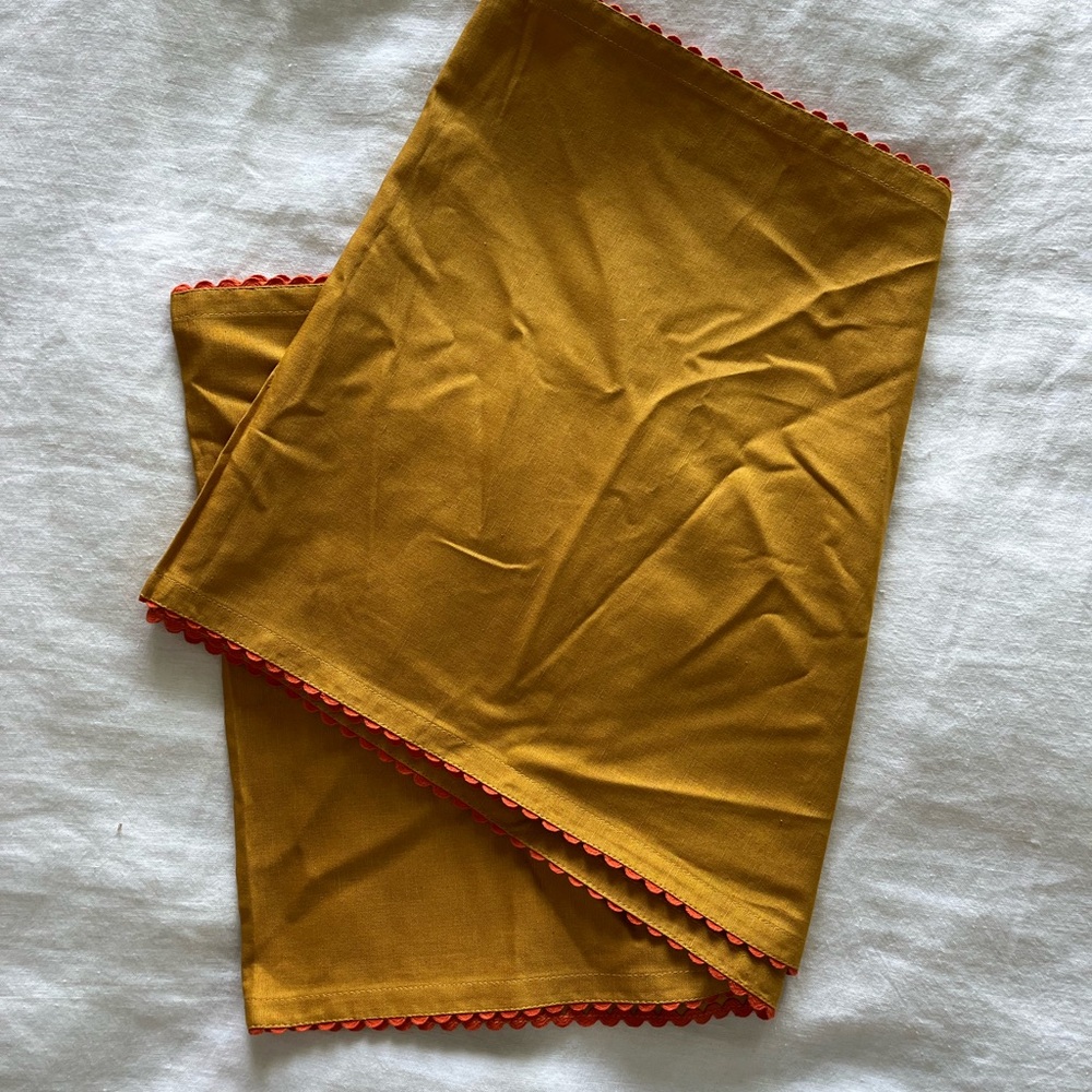 Schoolhouse Scallop Trim Table Runner - mustard and orange